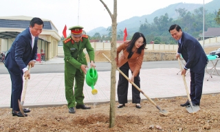 Phó Chủ tịch UBND tỉnh Lê Xuân Lợi dự lễ phát động Tết  trồng cây tại xã Sơn Động